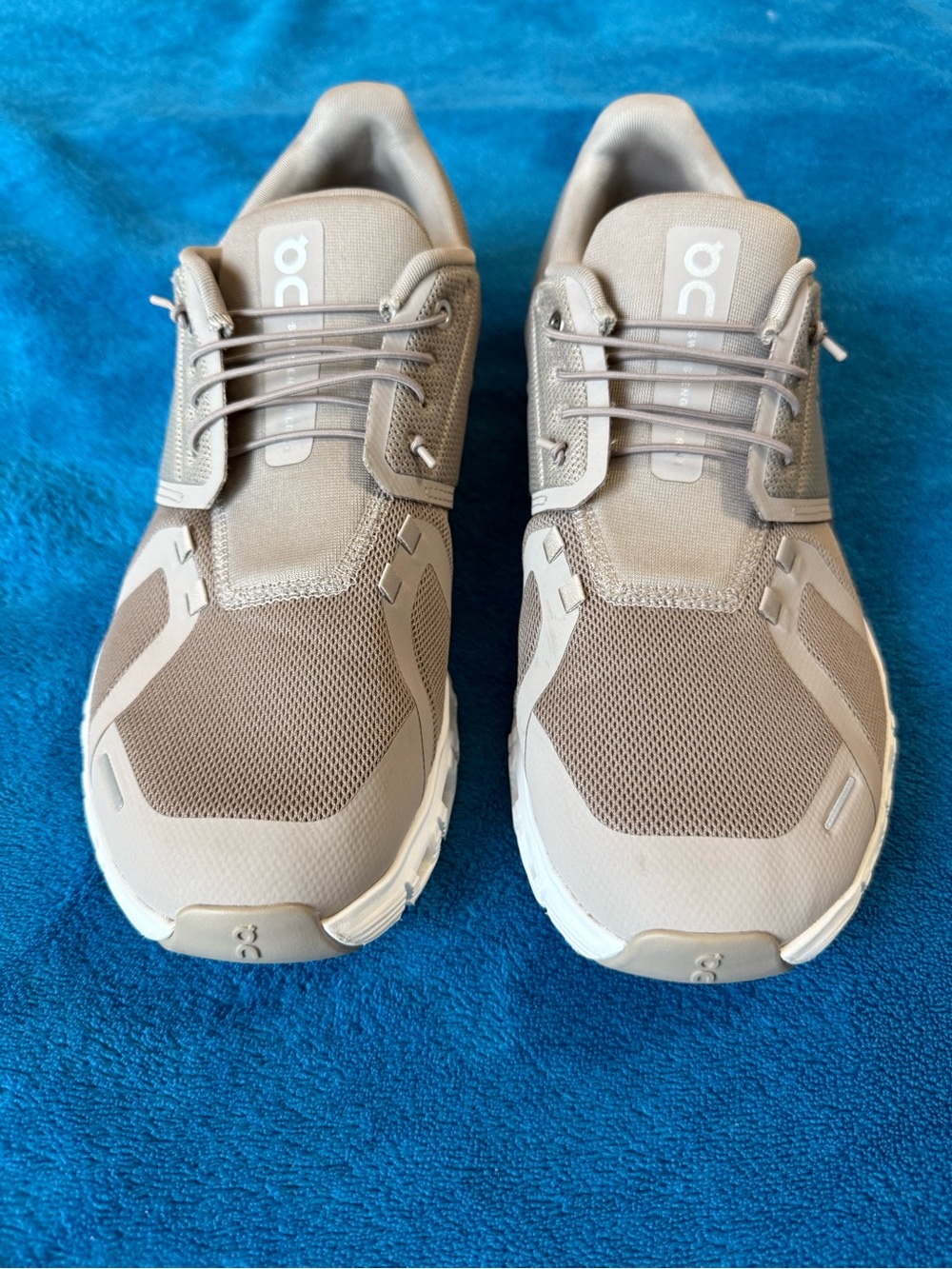 On Cloud 6 sneakers “fog/white” in men’s size 11